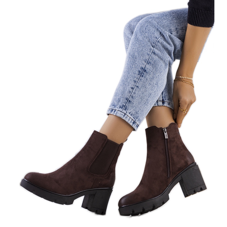 Brązowe zamszowe botki na obcasie Svelte