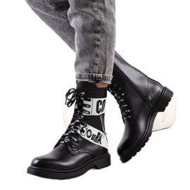 Czarne traperki ozdobione napisami Mota