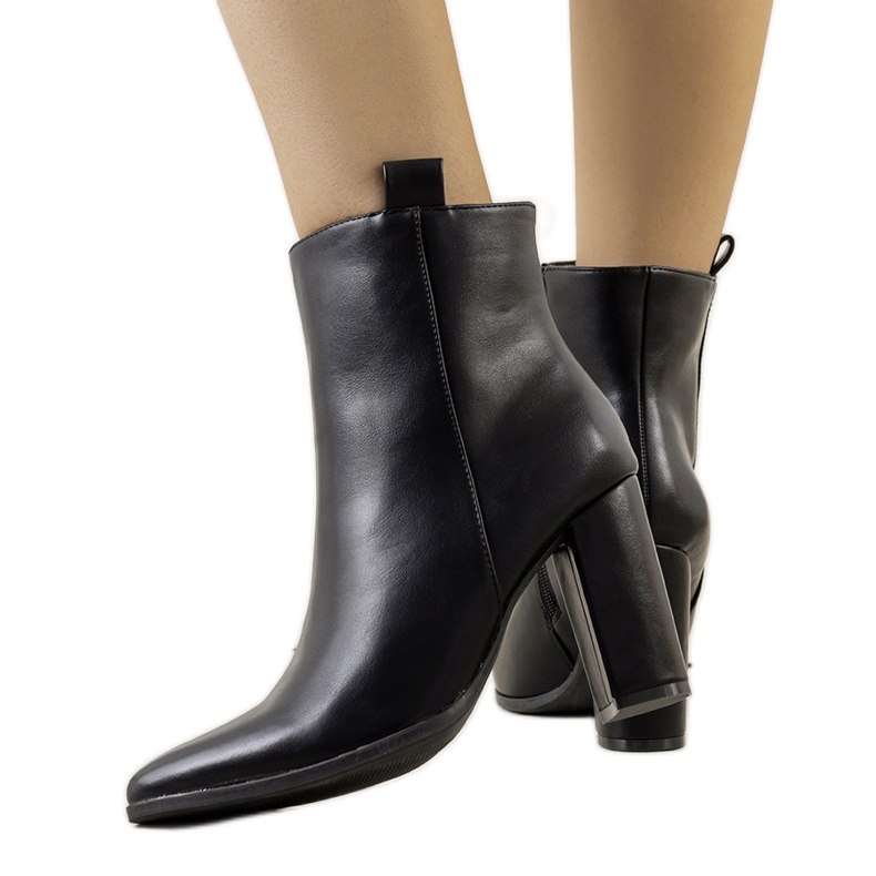 Czarne botki na słupku Eduar