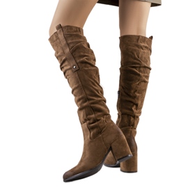 Brązowe zamszowe kozaki na obcasie Neve