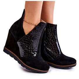 PA2 Zamszowe Botki Na Koturnie Krokodyli Wzór Czarne Alda