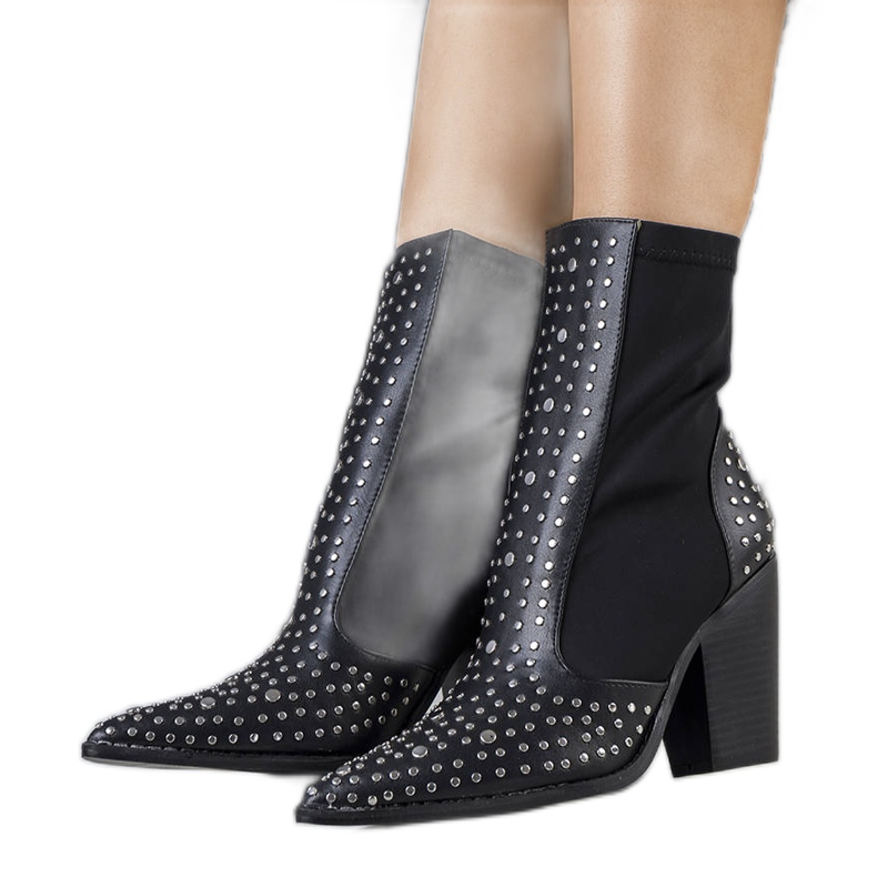 PA1 Czarne botki zdobione ćwiekami Orazi