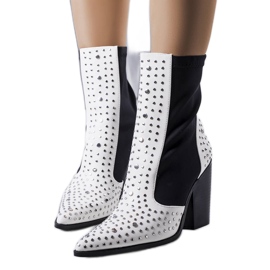 Białe botki zdobione ćwiekami Orazi