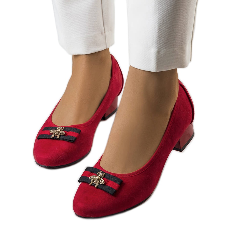 Czerwone czółenka z muchą Vijver