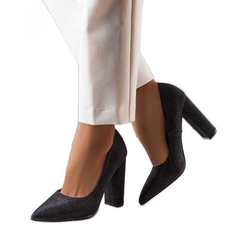 PA1 Czarne czółenka na słupku Theiss