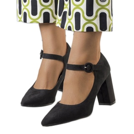 Czarne czółenka na słupku Keller