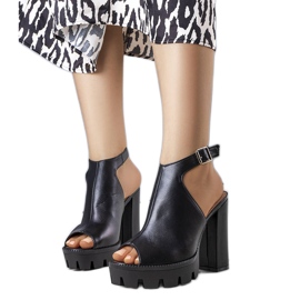 Czarne sandały na słupku Giuliana