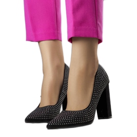 Czarne czółenka na słupku Torins