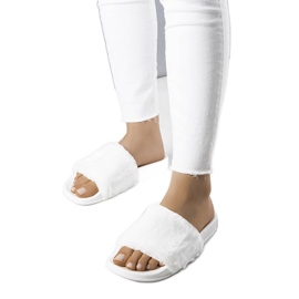 PA1 Białe klapki z futerkiem Ivory