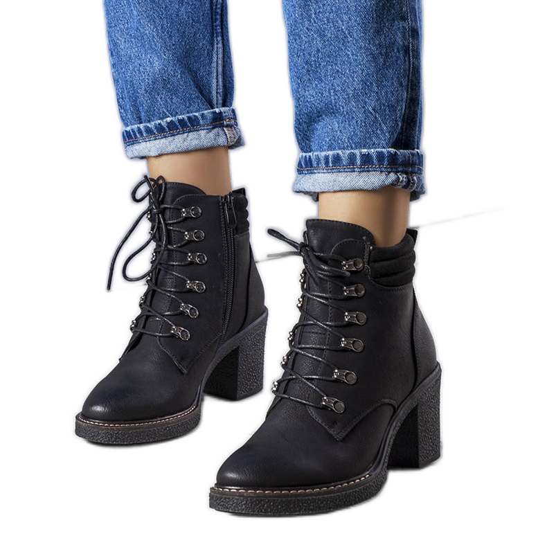 PA1 Czarne botki na słupku Zev