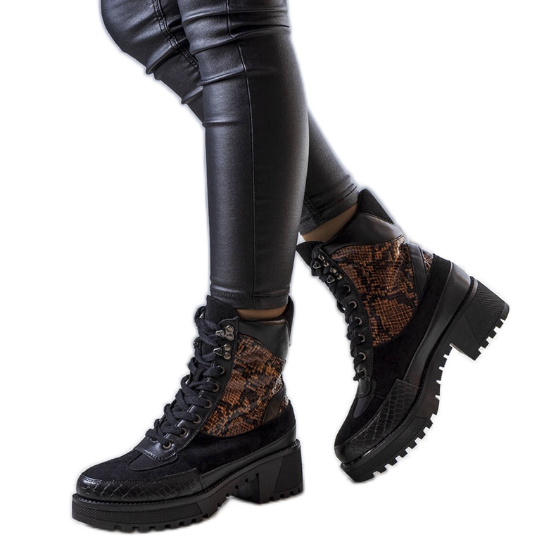 Czarne ocieplane botki zdobione wstawkami Fox