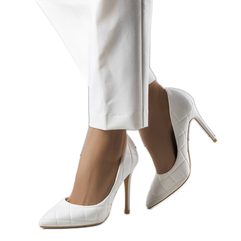 Białe pikowane szpilki