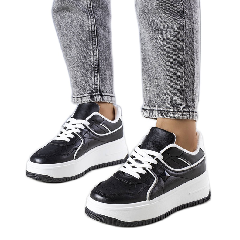 Czarne sneakersy na platformie Juanita