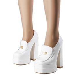 Białe czółenka na masywnym słupku Janie