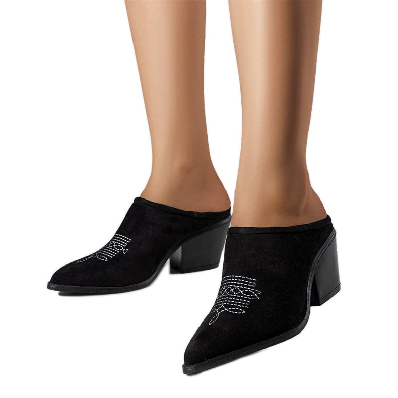 Czarne klapki z zabudowanym przodem Linda