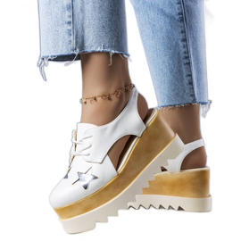 Białe półbuty na koturnie Joan