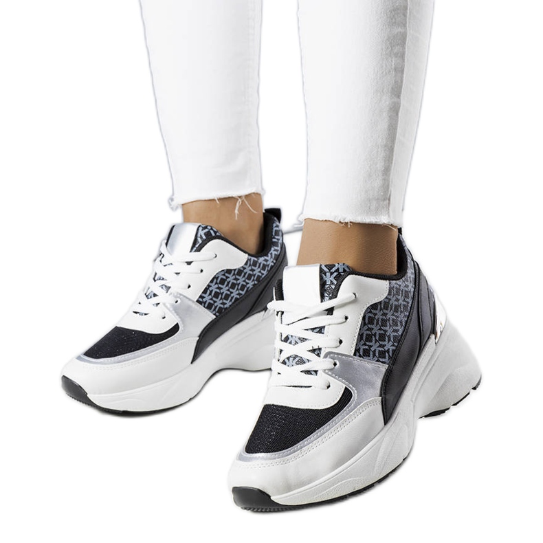 Czarne sneakersy zdobione monogramem Lora