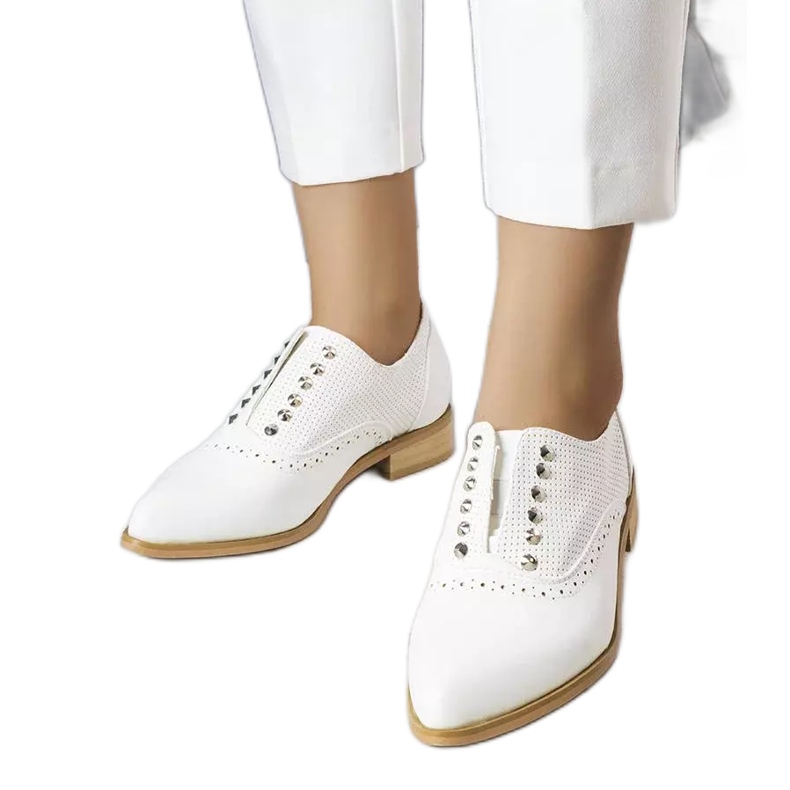 BM Białe ażurowe półbuty z ćwiekami Erin