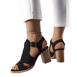 Czarne sandały z ażurową cholewką Courtois