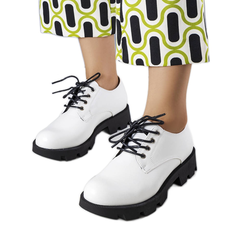 Białe półbuty na masywnej podeszwie Josephine