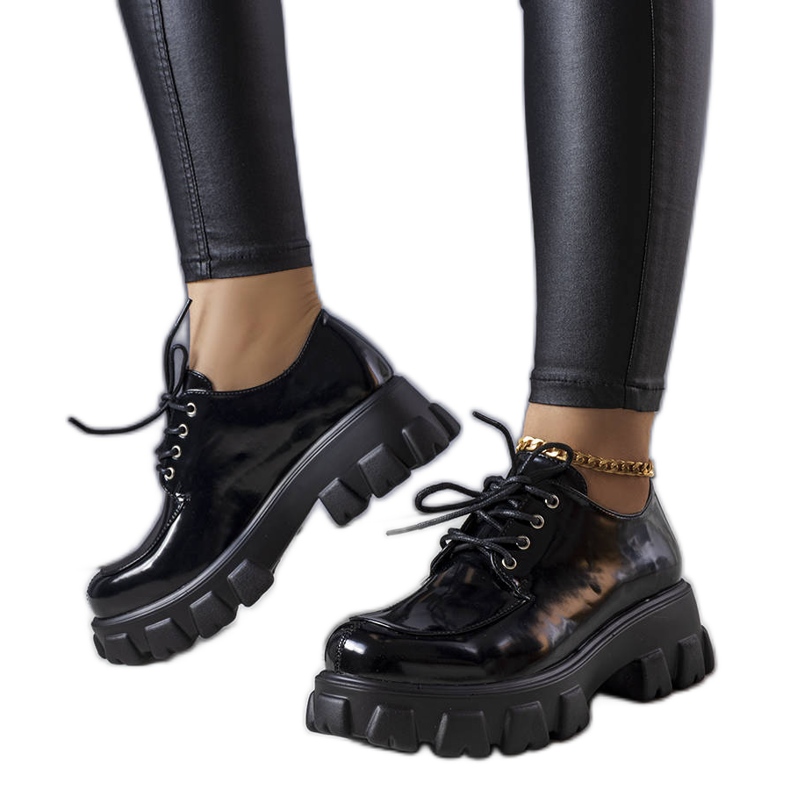 Czarne lakierowane półbuty Lynn