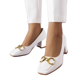 Białe czółenka z kwadratowym noskiem Neufville