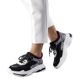 Czarne sneakersy zdobione wstawkami Savard