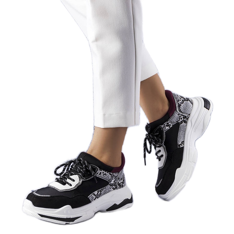 Czarne sneakersy zdobione wstawkami Savard