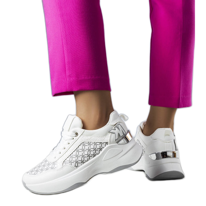 Białe sneakersy z monogramem Margie