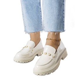 Beżowe lakierowane półbuty z perełkami Serlait beżowy