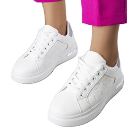 Białe sneakersy na podwyższonej podeszwie Tasha