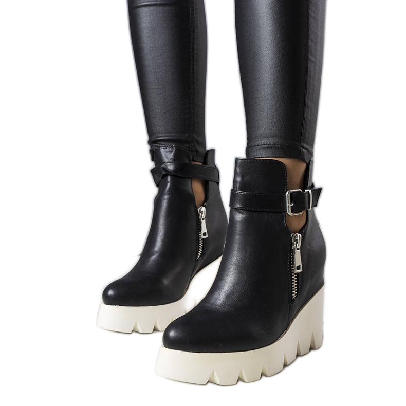 Czarne botki na koturnie Sherri