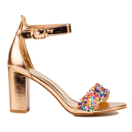 Eleganckie złote sandały na słupku z koralikami Shelovet złoty