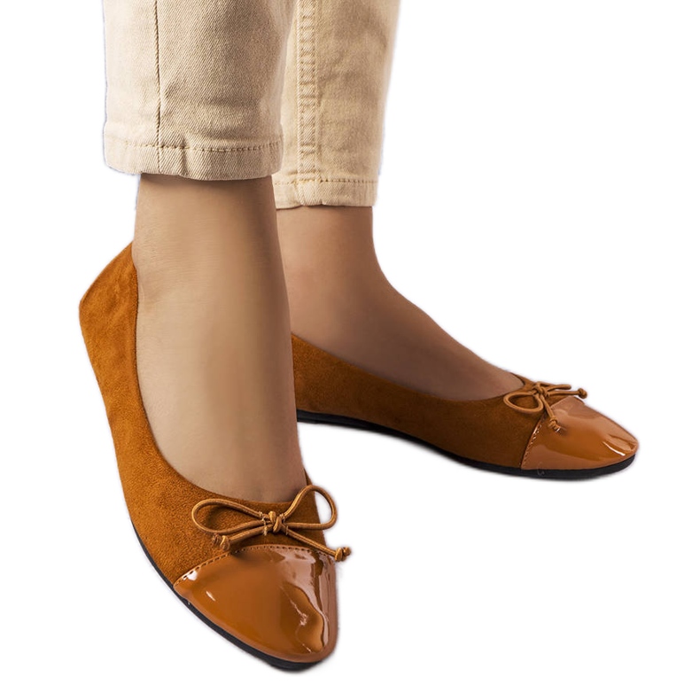 Brązowe balerinki z lakierowanym noskiem Simard