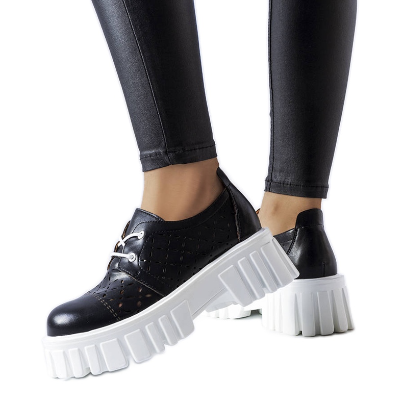 Czarne ażurowe masywne półbuty Camus