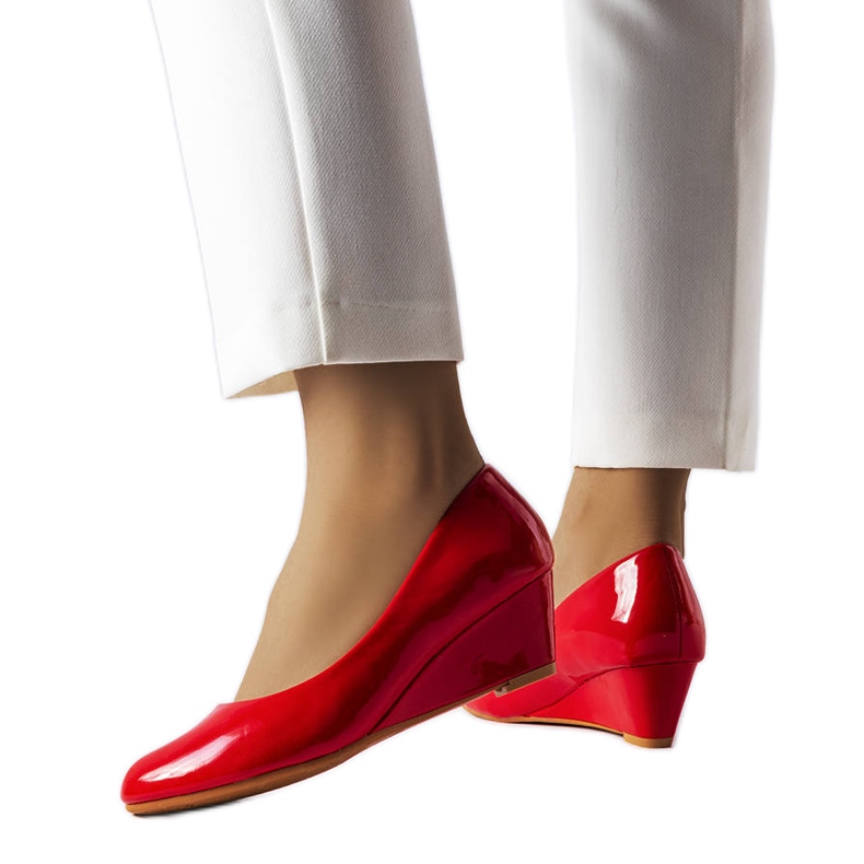 Czerwone czółenka na koturnie Casgra