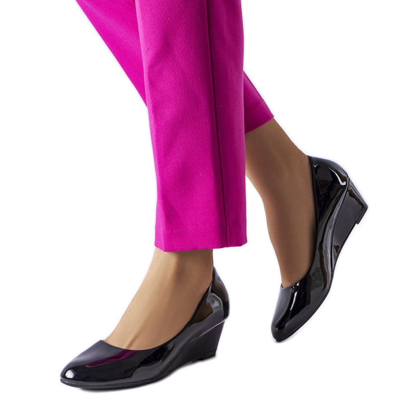 Lakierowane czółenka na koturnie Casgra czarne