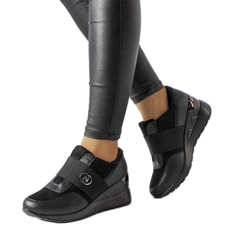 Evento Czarne wsuwane sneakersy na koturnie Skips