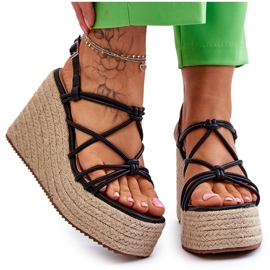 Modne Sandały Na Koturnie Z Plecionką Czarne Nessia