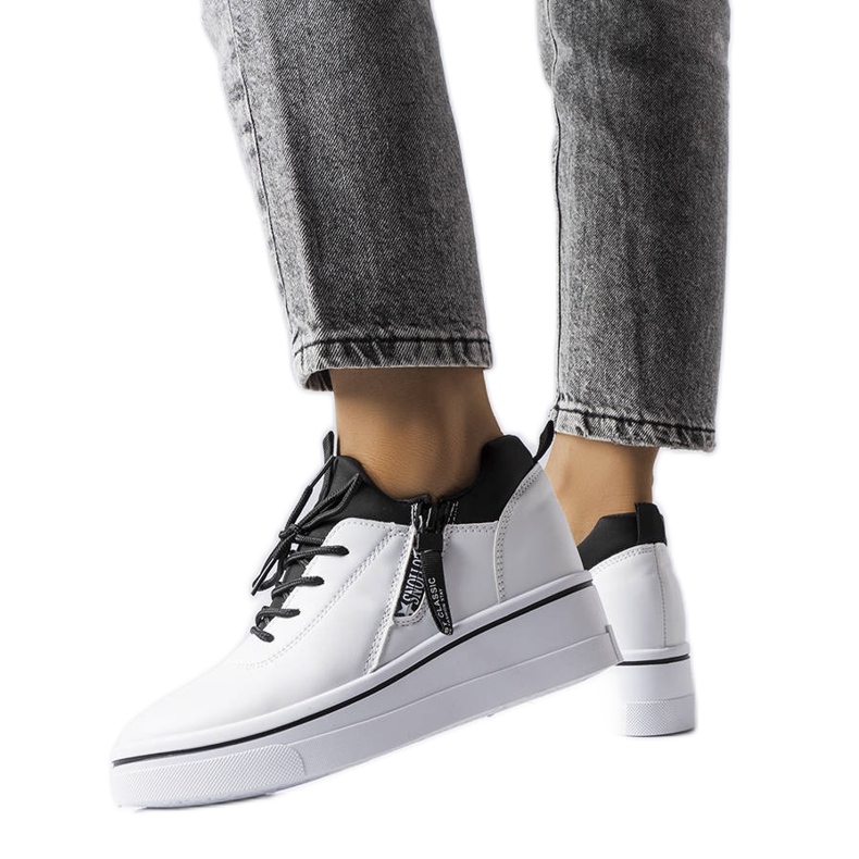 Białe sneakersy na niskiej koturnie Mathieu