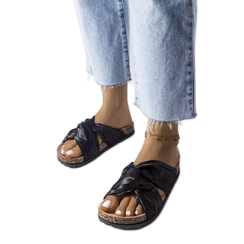 BM Czarne klapki zdobione materiałem Fresne