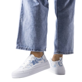 Białe trampki z niebieskim akcentem Blais