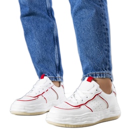 Białe sneakersy z czerwonymi wstawkami Nettie