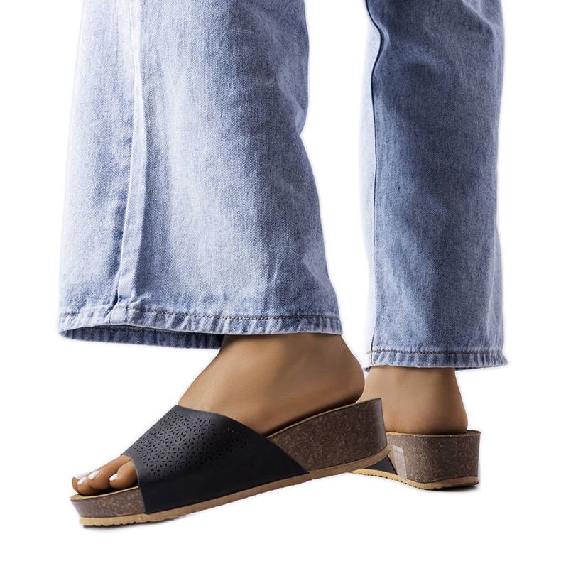 Czarne ażurowe klapki na koturnie Bourque