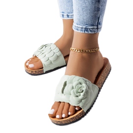 Zielone klapki zdobione kwiatkiem Desaulniers