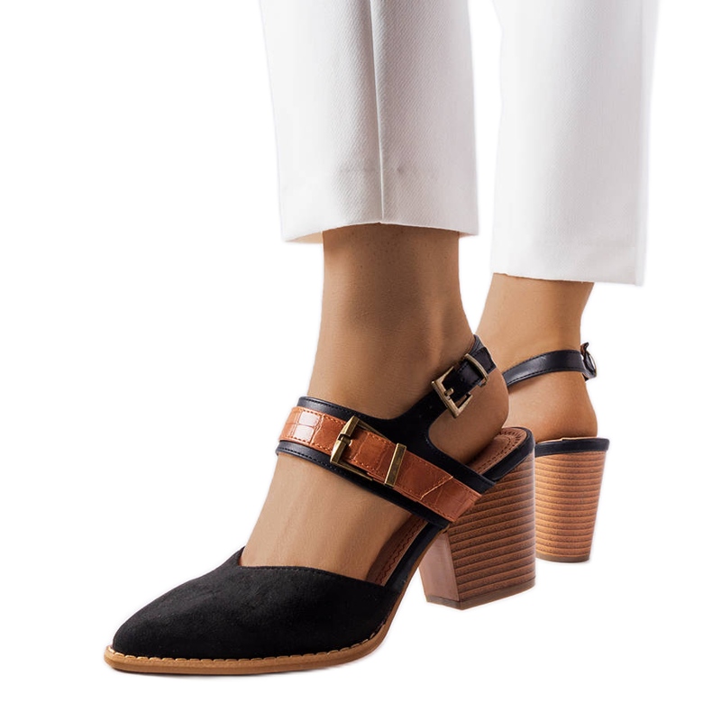 Czarne czółenka na słupku Hardouin