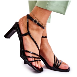 Damskie lakierowane sandały na obcasie czarne