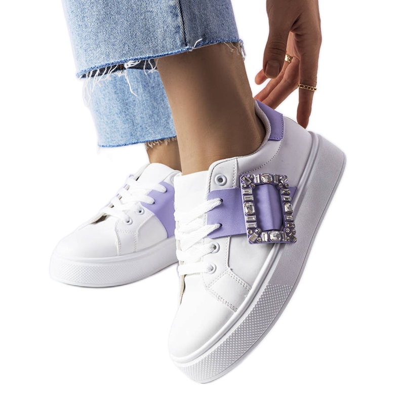 Białe sneakersy zdobione fioletową klamerką Ike