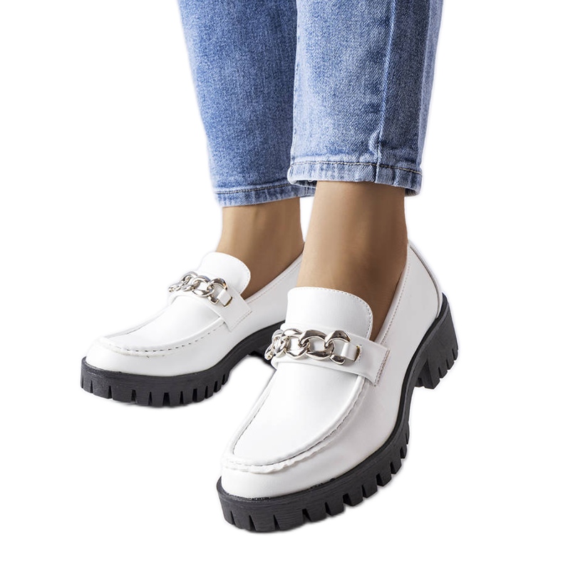 Białe mokasyny na traktorowej podeszwie Faiz