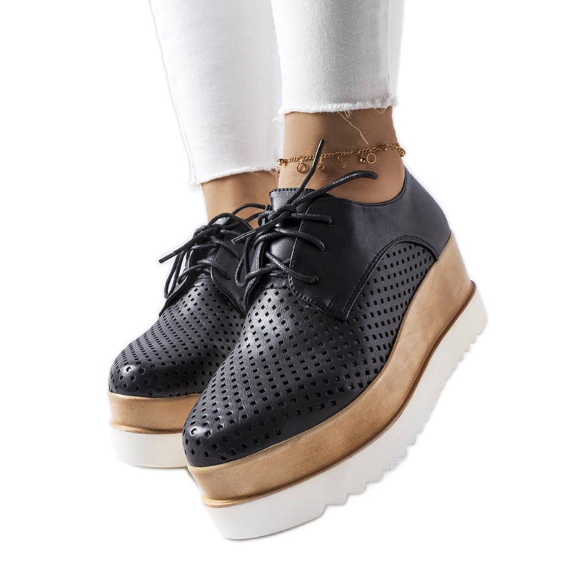 Czarne ażurowe półbuty na koturnie Laurent